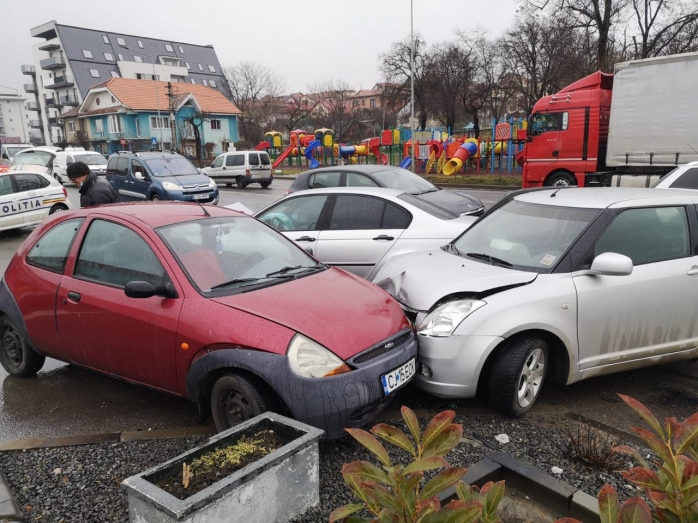 Accident pe Calea Baciului cu trei mașini! Două persoane au fost transportate la spital. FOTO